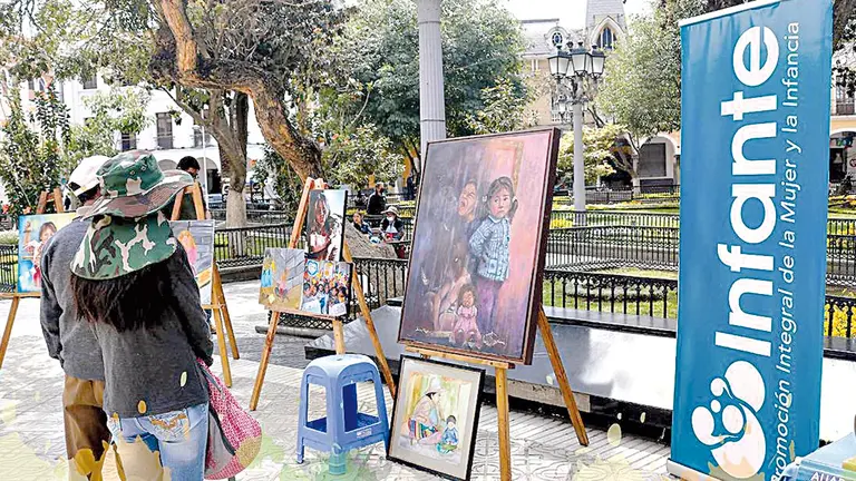 Personas observan obras de arte en uns versi&oacute;n pasada del festival de Infante. INFANTE