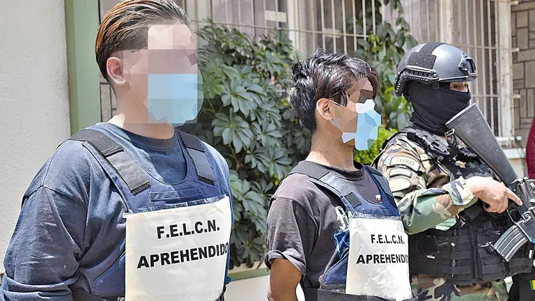 FELCN presenta a detenidos por vender droga en una plaza de Cochabamba. NOÉ PORTUGAL