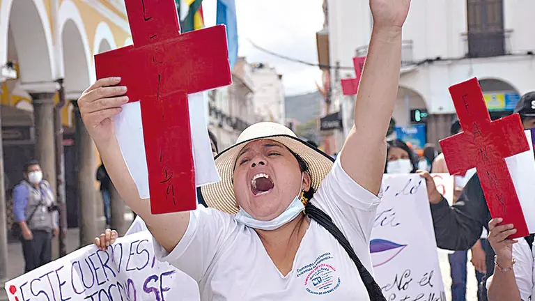 Una mujer protesta contra los feminicidios./ DICO SOL&Iacute;S