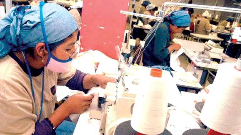 Trabajadores en una empresa textil. ERBOL-ARCHIVO