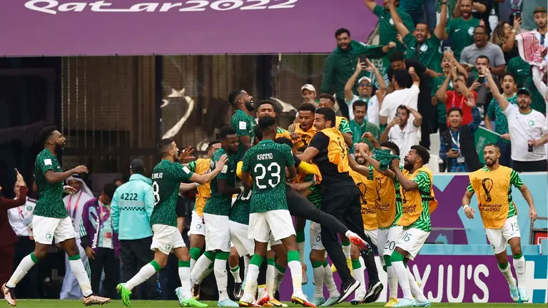 Jugadores de Arabia Saudita celebran un gol frente a Argentina, en un partido de la fase de grupos del Mundial de F&uacute;tbol Qatar 2022 entre Argentina y Arabia Saudita en el estadio de Lusail (Catar). EFE