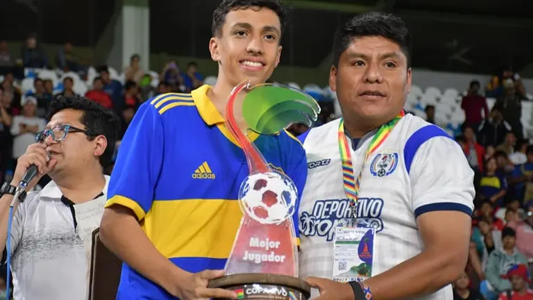 El senador Leonardo Loza, con un jugador de Boca, en la Copa Evo 2022. LEONARDO LOZA