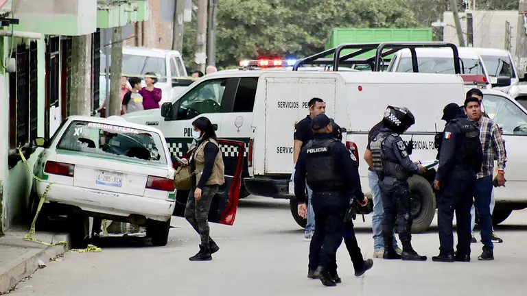 Miembros de la policía municipal y agentes periciales inspeccionan una escena del crimen donde fue asesinado el periodista Pedro Pablo Kumul, hoy en Xalapa, estado de Veracruz (México). EFE