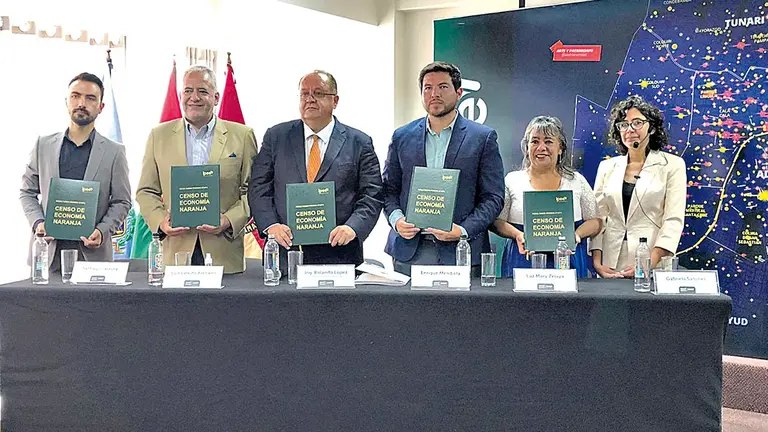 Las autoridades que acudieron a la presentaci&oacute;n de los resultados del Censo de
Econom&iacute;a Naranja. CADEPIA