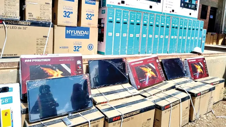 La mercanc&iacute;a ilegal incautada por la Aduana Nacional en Oruro. ABI