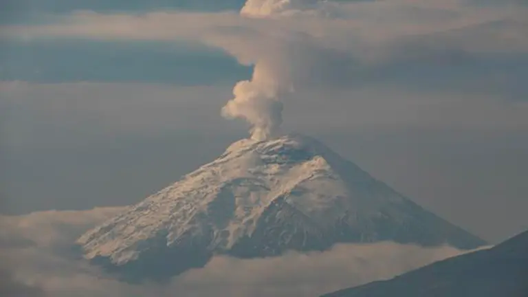 Sobre volc&aacute;n en Ecuador. EFE