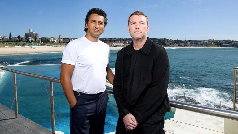 El actor neozelandés Cliff Curtis (i) y el actor australiano Sam Worthington de la película %22Avatar- The Way of Water%22, en una fotografía de archivo. EFE