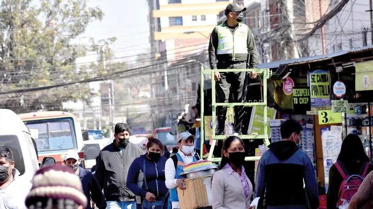 Policía realiza vigilancia en La Cancha, Cochabamba. DICO SOLÍS