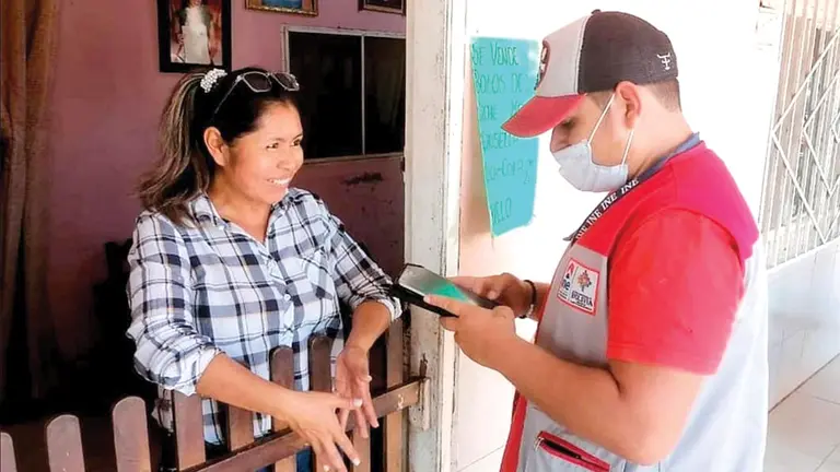 Un actualizador del INE realiza trabajo de campo. INE