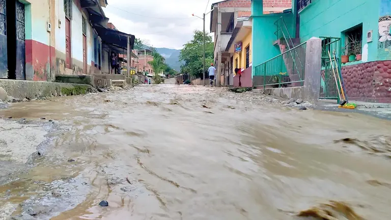 Una calle anegada en la localidad aur&iacute;fera de Tipuani. ARCHIVO-ABI/RRSS