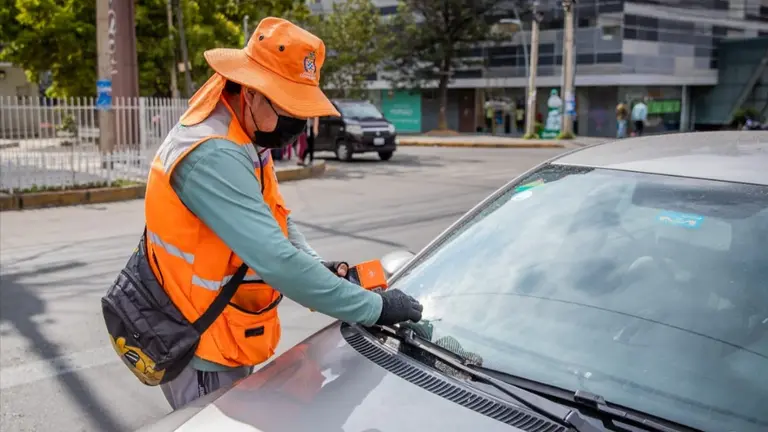 Un funcionario del SEM emite una boleta de estacionamiento tarifado en el norte de la ciudad. ALCALDIA DE COCHABAMBA
