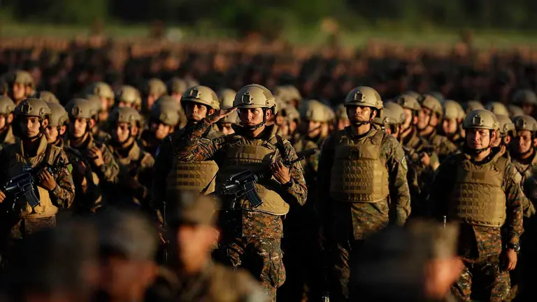 El gobierno de El Salvador present&oacute; a 14.000 efectivos militares como parte del Plan Control Territorial para tareas de seguridad p&uacute;blica, hoy en Ciudad Arce (El Salvador). EFE