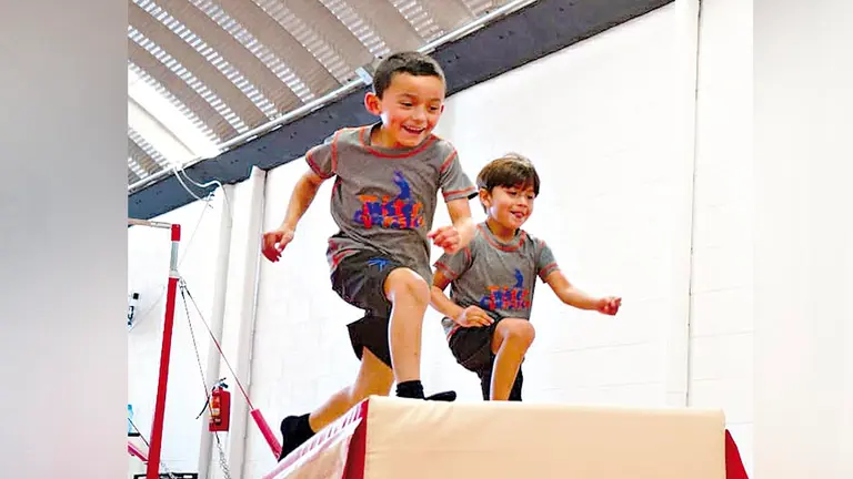 Ni&ntilde;os practicando una actividad f&iacute;sica. TWISTER GYMNASTICS
