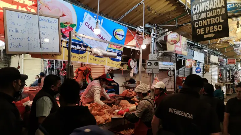 Una de las casetas "reclausuradas", en el mercado Calatayud. INTENDENCIA