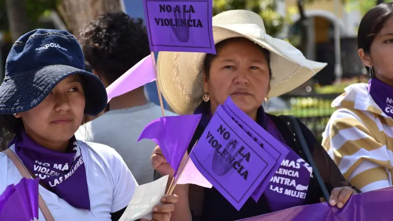 Mujeres protestan en las calles ante los datos de feminicidios en Bolivia. NO&Eacute; PORTUGAL