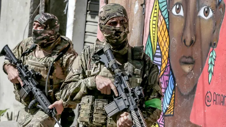 Fotografía de archivo de policías militares en un operativo en Río de Janeiro (Brasil). EFE
