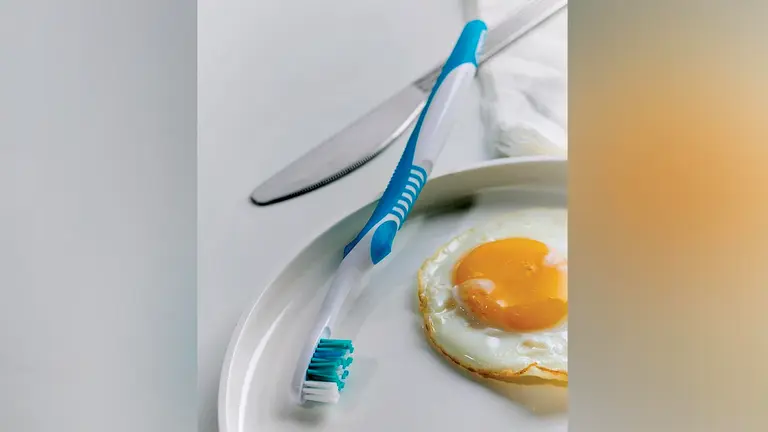 Todo el mundo sabe que hay que          cepillarse los dientes al menos dos veces al d&iacute;a: una vez por la ma&ntilde;ana y otra antes de acostarse. AILEEN SON-NYTIMES