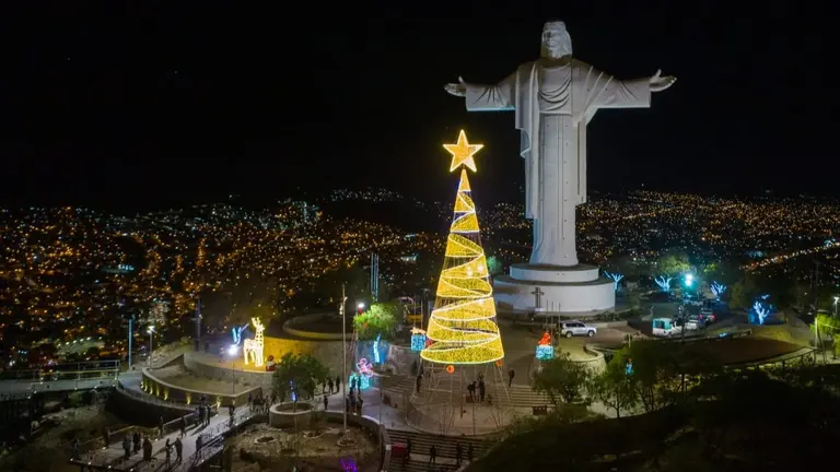 As&iacute; luce el &aacute;rbol de Navidad desde el Cristo de la Concordia./ARCHIVO-GAMC