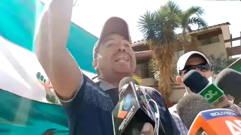 La protesta en la casa del presidente del Comit&eacute; C&iacute;vico de Santa Cruz, R&oacute;mulo Calvo. CAPTURA DE PANTALLA