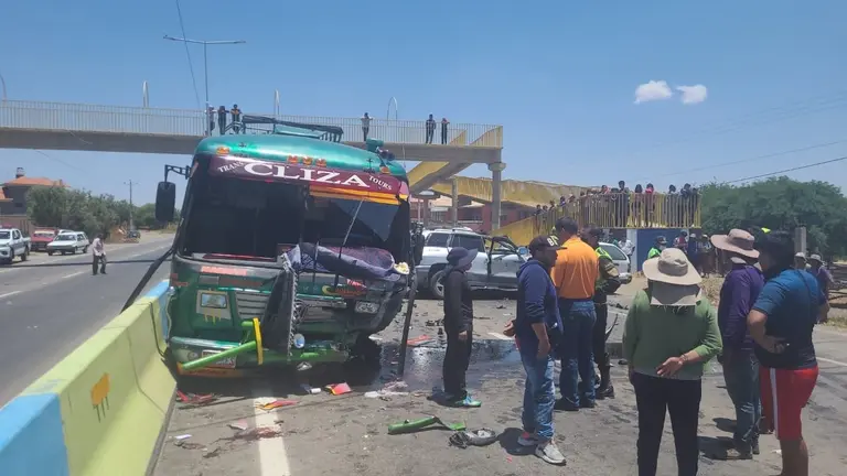 El bus interprovincial afectado tras el choque. TR&Aacute;NSITO
