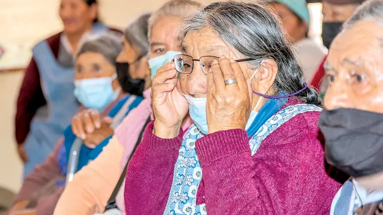 Adultos mayores probando los lentes que les donaron.  ALCALDÍA COCHABAMBA