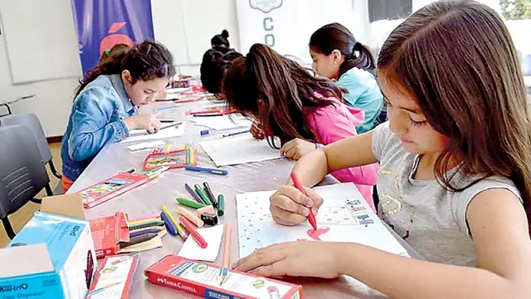 Niños en un taller de pintura. ARCHIVO