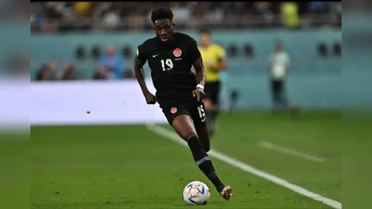 El jugador del Bayern M&uacute;nich Alphonso Davies hizo historia con su gol en el minuto 2 del partido entre Canad&aacute; y Croacia (27/11/2022). EFE