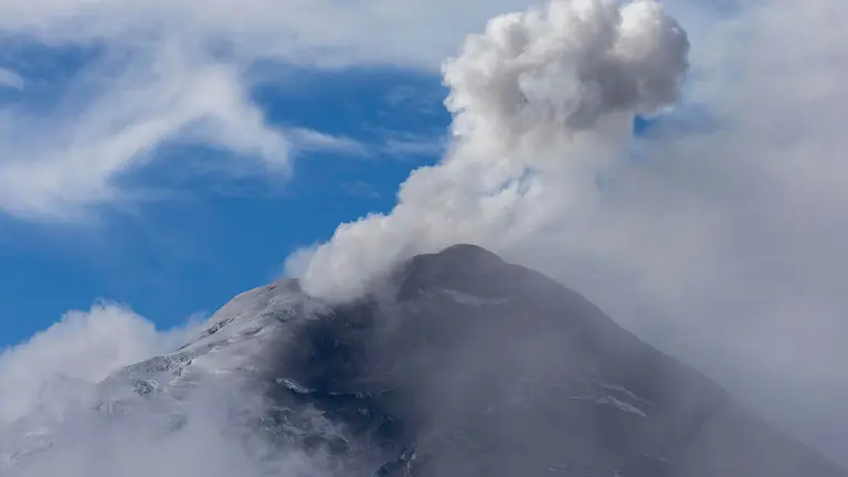 Un volc&aacute;n ecuatoriano emana una columna de 1,8 kil&oacute;metros de gases y ceniza./ EFE