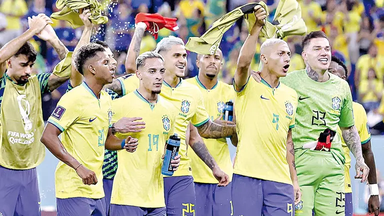 Jugadores brasile&ntilde;os al finalizar un partido en el mundial de Catar. EFE
