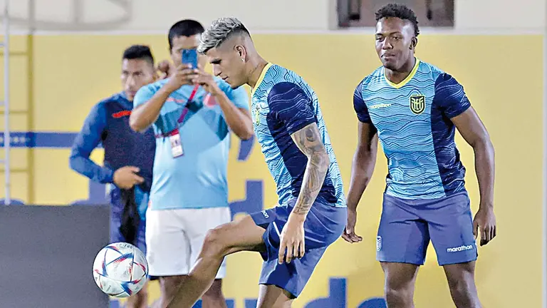 La Tri realiza un entrenamiento en suelo catar&iacute;. EFE
