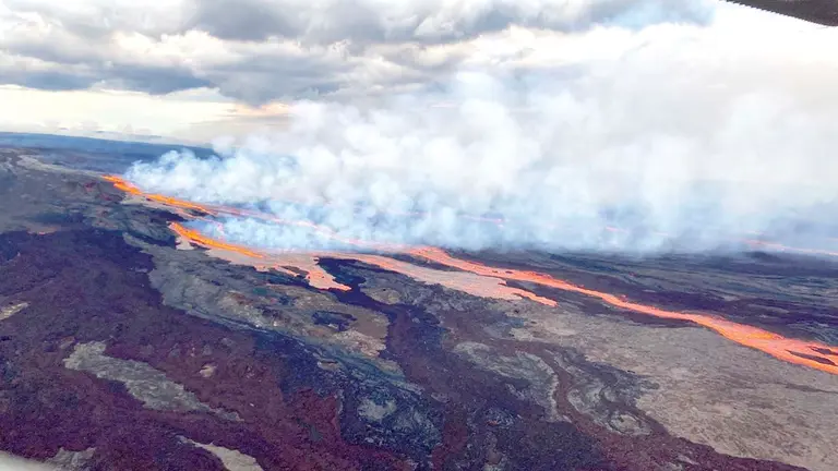 Fotograf&iacute;a que muestra lava del volc&aacute;n Mauna Loa, en Waikoloa (Haw&aacute;i). EFE