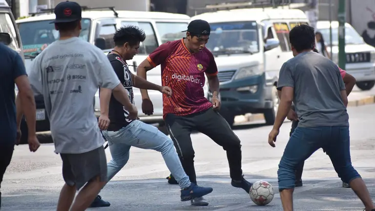 Transportistas aprovechan los bloqueos para jugar f&uacute;tbol./ NO&Eacute; PORTUGAL