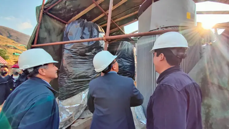 Autoridades nacionales y departamentales inspeccionan la llegada de v&aacute;lvulas y accesorios. GOBERNACI&Oacute;N