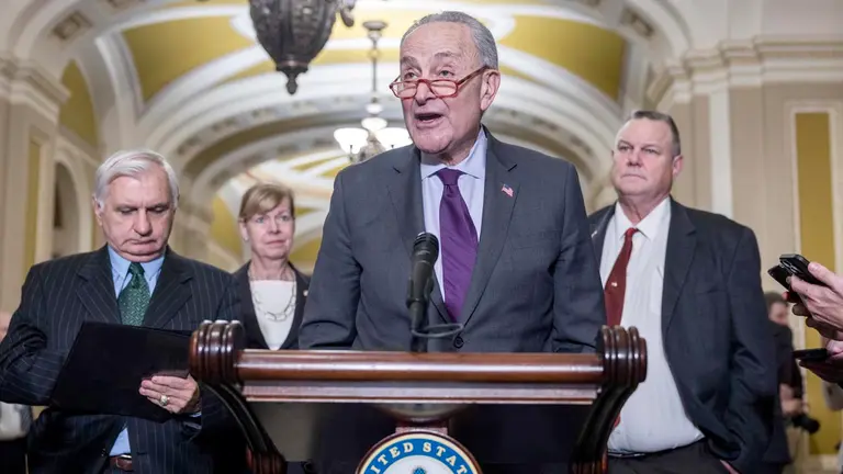 El líder de la mayoría demócrata en el Senado, Chuck Schumer, habla sobre el proyecto de ley para proteger el matrimonio entre personas del mismo sexo en el Capitolio de los Estados Unidos. EFE