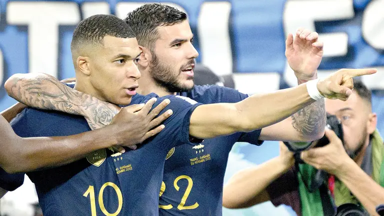 Mbapp&eacute; y Theo Hern&aacute;ndez festejan una conquista. EFE