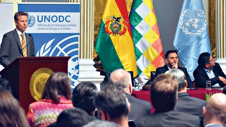 El representante en Bolivia de la Unodc, Troels Vester (i), presenta el informe. EFE
