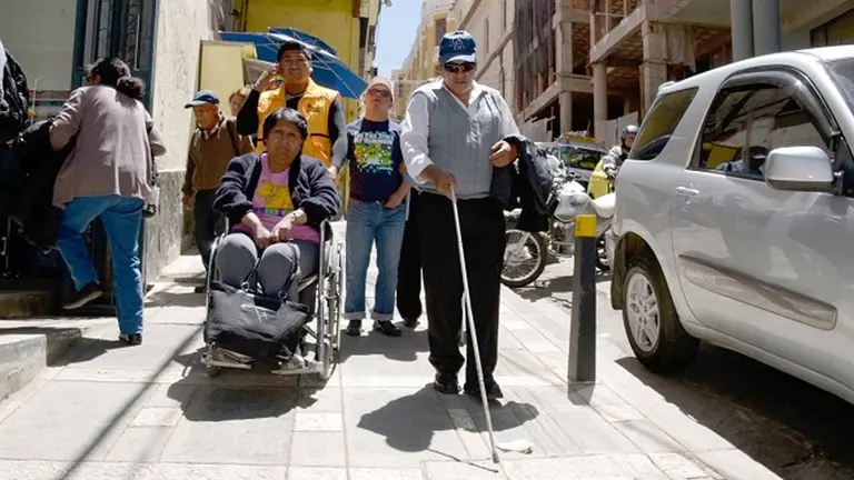 Una persona no vidente camina por la calle./ MINISTERIO DE SALUD