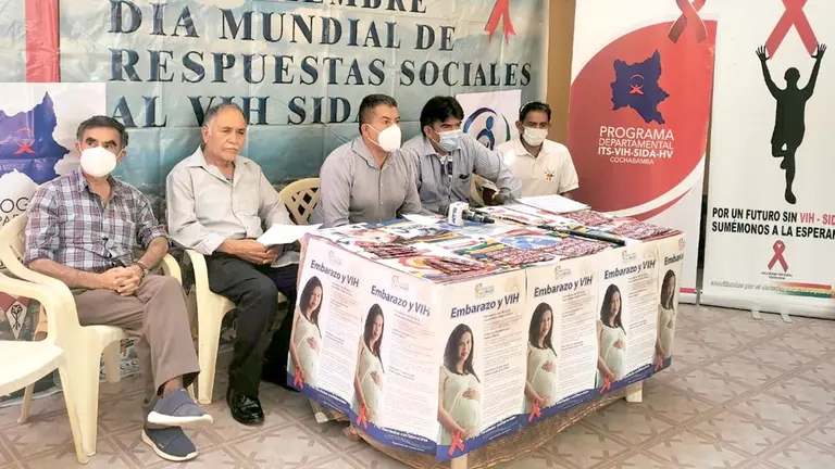 Autoridades de Salud y representantes de organizaciones de personas con VIH, este 30 de noviembre en el CDVIR. MELISSA REVOLLO
