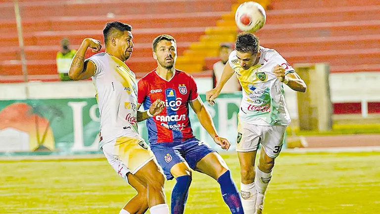 Una jugada del triunfo de Mamor&eacute; (0-3) sobre la U en Sucre. APG