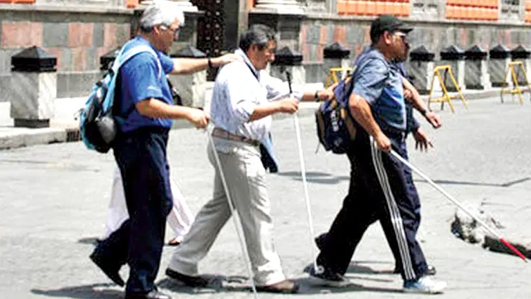 Personas con discapacidad cruzan una calle. IRFABOLIVIA.ORG