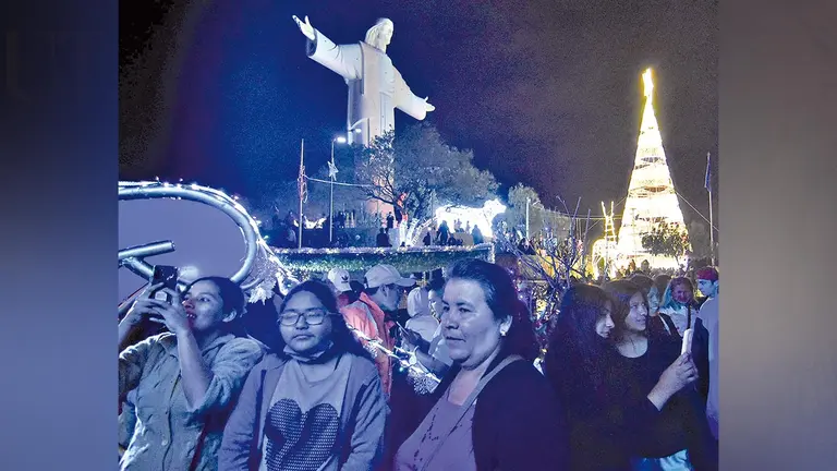 El árbol navideño iluminado por cientos de luces. NOÉ PORTUGAL