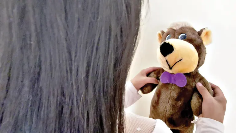 Una niña sostiene un peluche.      MARIELA COSSÍO 