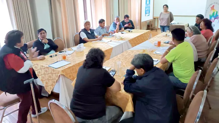 Los representantes de los adultos mayores LGBT reunidos en el hotel Ambassador de Cochabamba.        ASOCIAICÓN ADULTOS MAYORES LGBT