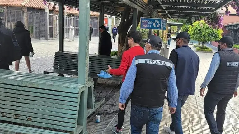 La intervenci&oacute;n de personal de la Intendencia en el Boulevard. INTENDENCIA