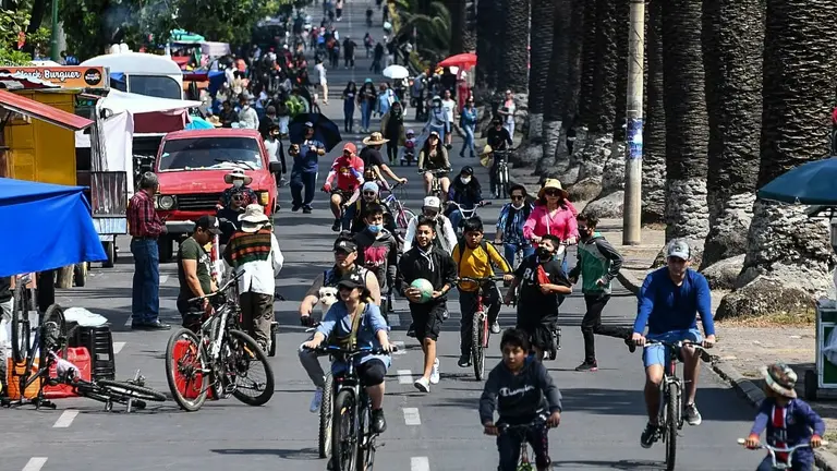 Ciclistas en la avenida Libertador Bol&iacute;var, este 4 de diciembre. DICO SOL&Iacute;S