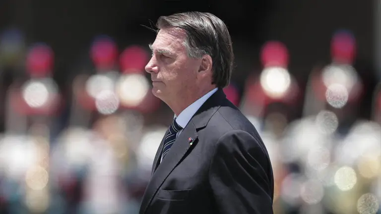 Bolsonaro llora en una ceremonia militar./ EFE