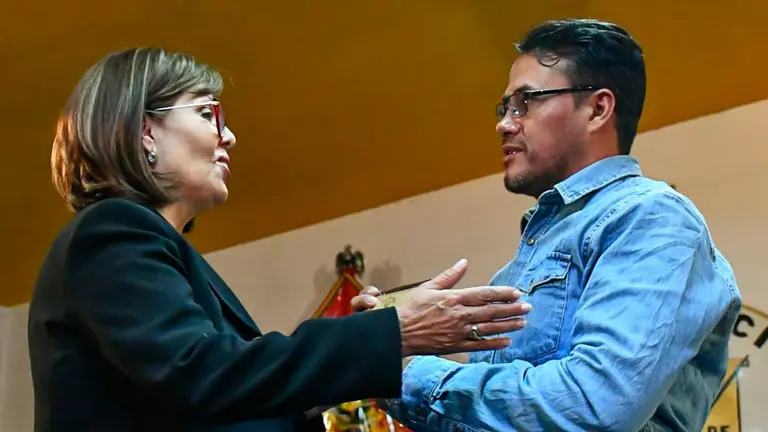 Dico Sol&iacute;s (d) recibe el premio. DICO SOL&Iacute;S