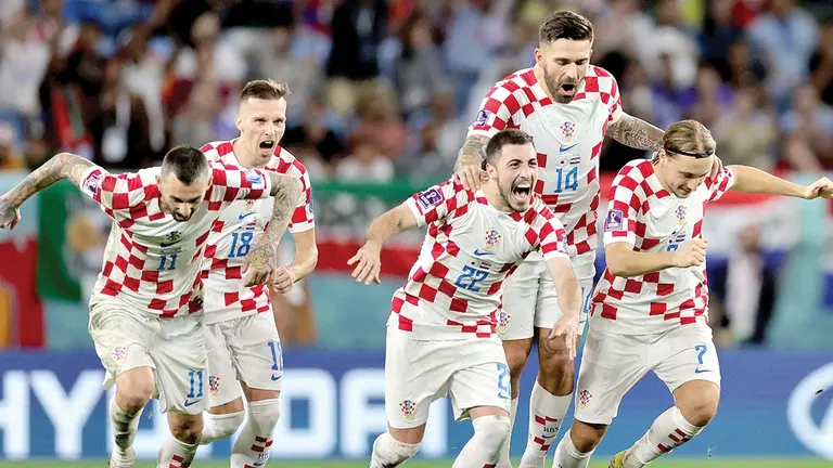 Jugadores croatas festejan su clasificaci&oacute;n a los cuartos de final del Campeonato del Mundo de Catar 2022. EFE