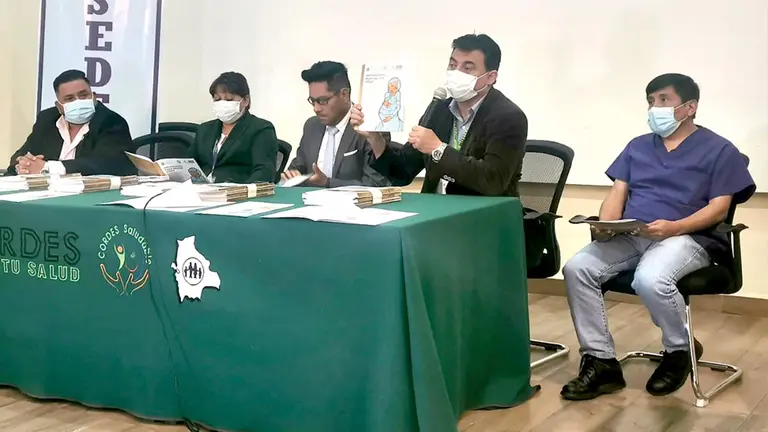 Autoridades y el Comit&eacute; de Mortalidad Materna durante la presentaci&oacute;n del informe quinquenal, este 5 de diciembre. MELISSA REVOLLO