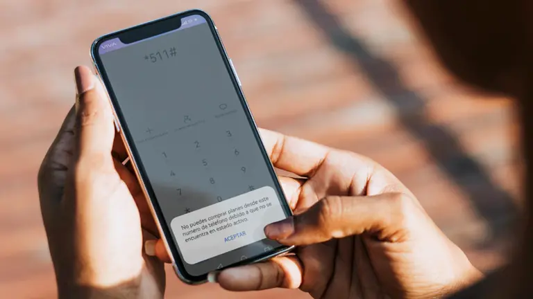 Un usuario toma su tel&eacute;fono celular e intenta adquirir megas. OPINI&Oacute;N